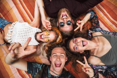 Sevgili hippiler arkadaşlar çocuklar ve gülüyor ve battaniye daire açık içinde yatan kız portre