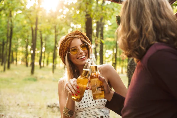 Foto Pareja Feliz Hipsters Hombre Mujer Riendo Bebiendo Cerveza Bosque — Foto de Stock