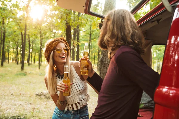 Foto Van Vrolijke Hippie Koppel Man Vrouw Glimlachend Het Drinken — Stockfoto