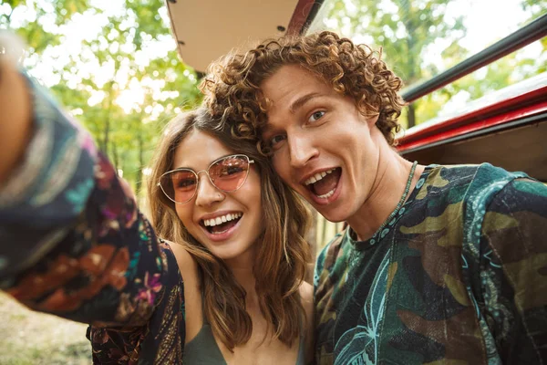 Foto Pareja Hippie Europea Hombre Mujer Sonriendo Tomando Selfie Bosque — Foto de Stock