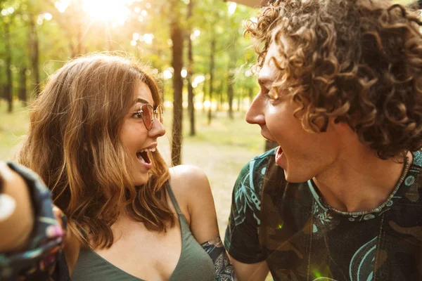 Foto Pareja Hipster Caucásica Hombre Mujer Sonriendo Tomando Selfie Bosque — Foto de Stock