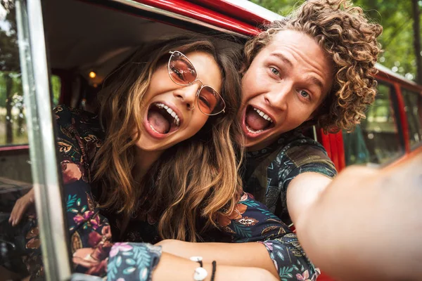 Foto Van Happy Hippie Paar Glimlachen Tonen Vredesteken Whi — Stockfoto