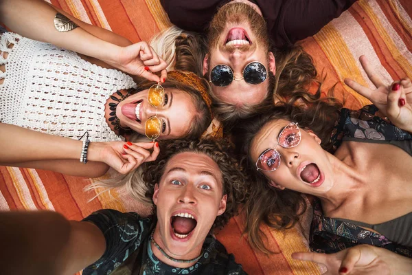 Portrait Happy Hippies People Laughing Lying Blanket Circle Outdoor — Stock Photo, Image