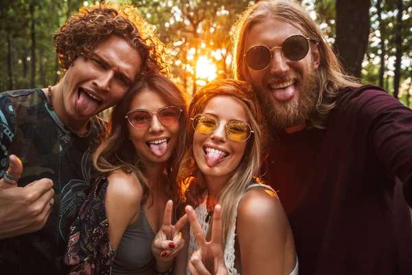 Foto Hippies Moda Hombres Mujeres Sonriendo Tomando Selfie Bosque —  Fotos de Stock