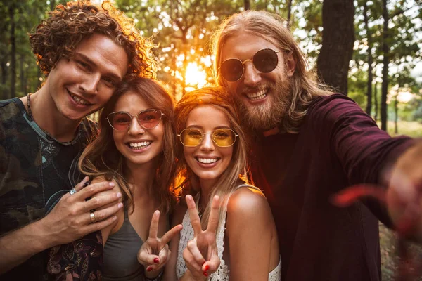 Foto Pessoas Hippies Bonitas Homens Mulheres Sorrindo Tirando Selfie Floresta — Fotografia de Stock