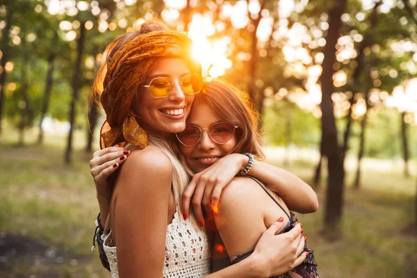 Foto Dos Chicas Hippies Caucásicas Sonriendo Abrazándose Mientras Caminan Por — Foto de Stock