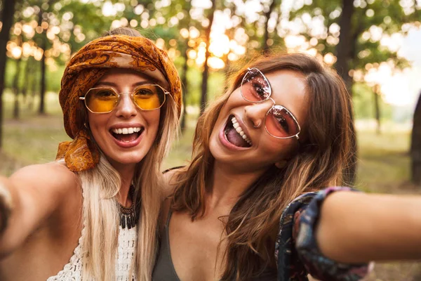 Photo Two Cheerful Hippie Women Smiling Taking Selfie While Walking — Stock Photo, Image