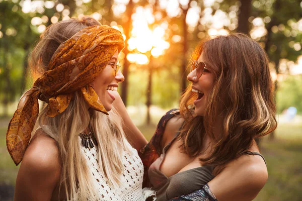 Φωτογραφία Δύο Γυναίκες Όμορφες Hippie Χαμογελούν Και Αγκαλιάζονται Μεταξύ Τους — Φωτογραφία Αρχείου