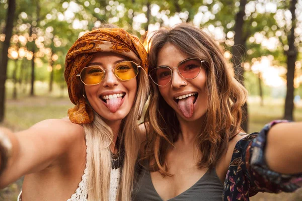 Foto Duas Hippies Elegantes Mulheres Sorrindo Tirando Selfie Enquanto Caminham — Fotografia de Stock