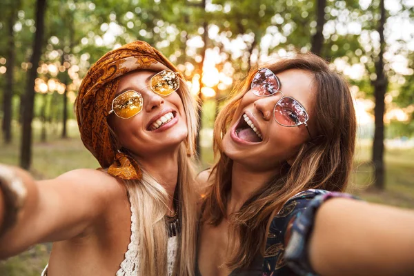 Photo Two Joyful Hippie Women Smiling Taking Selfie While Walking — Stock Photo, Image
