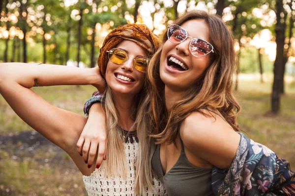 Foto Dos Jóvenes Hippies Sonriendo Abrazándose Mientras Caminan Por Bosque —  Fotos de Stock