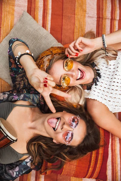 Foto Von Oben Auf Zwei Junge Hippie Mädchen Lächelnd Und — Stockfoto
