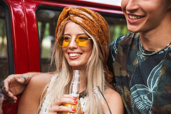 Mooie Hipster Paar Man Vrouw Glimlachend Het Drinken Van Bier — Stockfoto