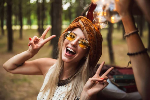 Immagine Donna Allegra Che Indossa Accessori Alla Moda Sorridendo Mostrando — Foto Stock