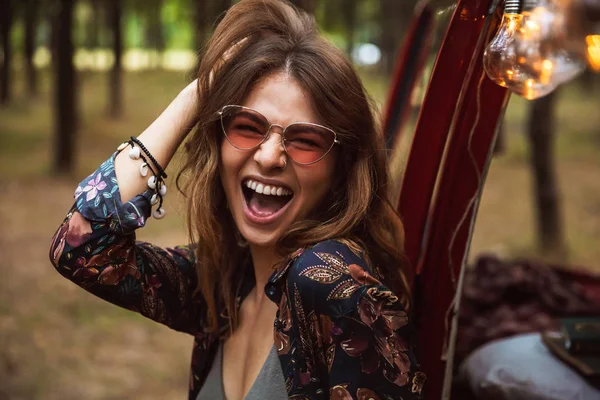 Immagine Una Donna Gioiosa Che Indossa Accessori Hippy Sorridendo Mentre — Foto Stock