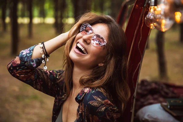 Immagine Giovane Donna Hippy Che Indossa Accessori Alla Moda Sorridenti — Foto Stock