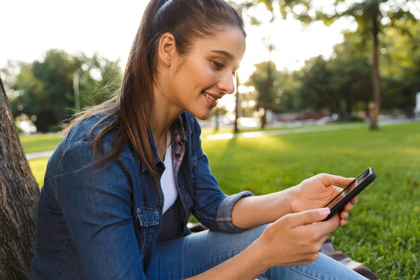 Imagem Incrível Bela Jovem Estudante Parque Usando Telefone Celular — Fotografia de Stock