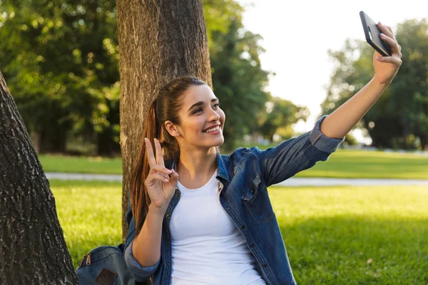 Immagine Una Bellissima Giovane Studentessa Nel Parco Scattare Selfie Dal — Foto Stock