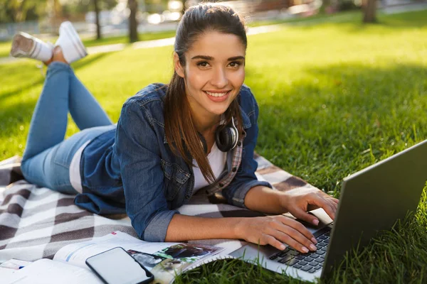 Bild Von Erstaunlich Schönen Jungen Studentin Park Mit Laptop Computer — Stockfoto