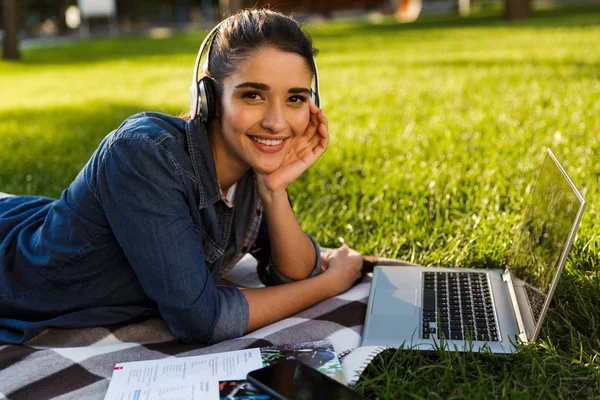 Bilden Fantastisk Vacker Ung Kvinna Student Parken Med Hjälp Bärbar — Stockfoto