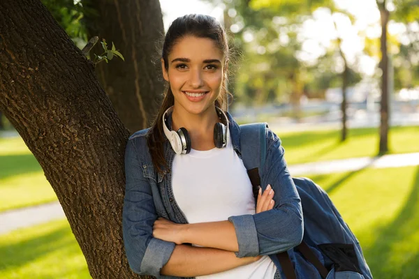 Bild Von Fröhlichen Jungen Schönen Studentin Fuß Park Suchen Kamera — Stockfoto