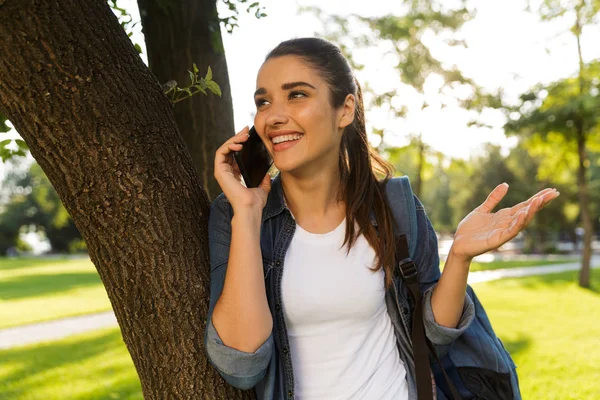 Imagen Joven Estudiante Hermosa Feliz Caminando Parque Hablando Por Teléfono — Foto de Stock