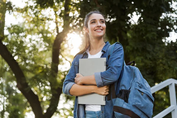 Imagen Una Mujer Caucásica Bastante Joven Parada Aire Libre Sosteniendo — Foto de Stock