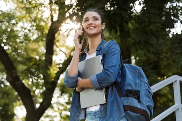 Imagen Una Mujer Caucásica Bastante Joven Parada Aire Libre Sosteniendo — Foto de Stock