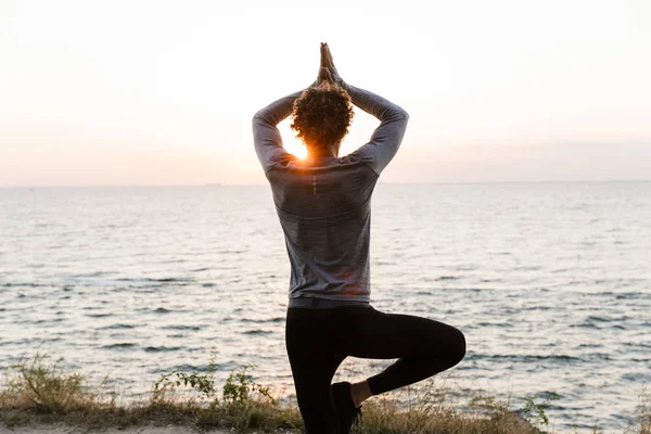 Imagen Joven Guapo Deportista Haciendo Ejercicios Yoga Playa — Foto de Stock