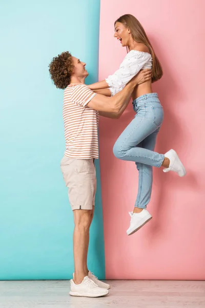 Volledige Lengte Portret Van Een Gelukkige Jonge Paar Boven Twee — Stockfoto