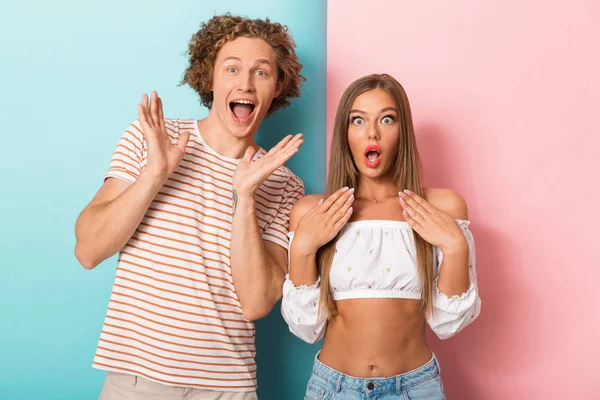 Retrato Una Joven Pareja Conmocionada Pie Sobre Dos Fondos Color — Foto de Stock