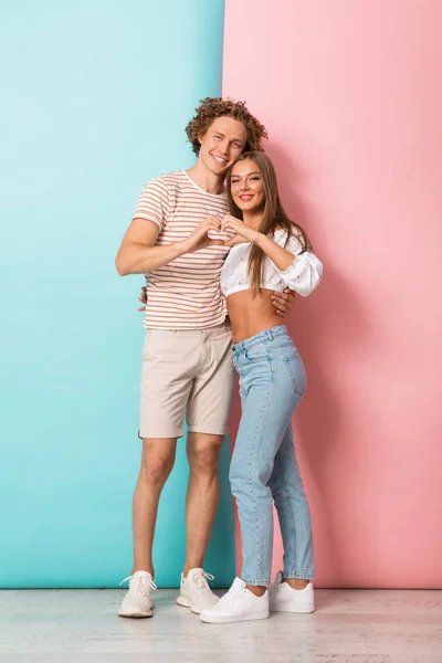 Retrato Larga Duración Una Feliz Pareja Joven Pie Sobre Dos — Foto de Stock