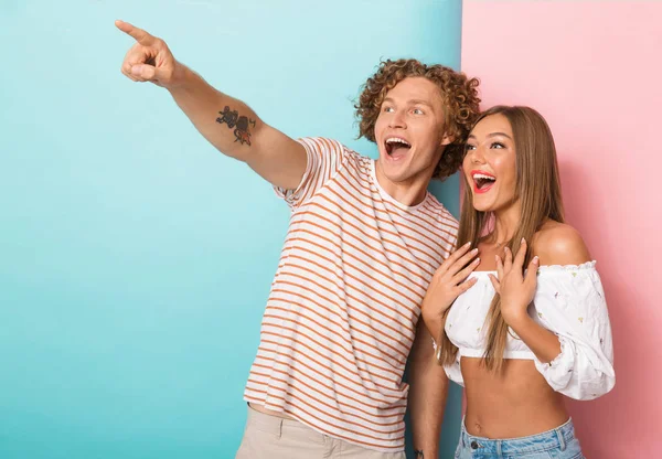 Retrato Una Feliz Pareja Joven Pie Sobre Dos Fondos Color — Foto de Stock