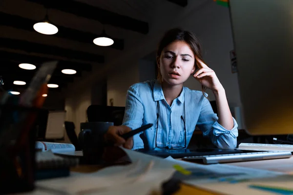 Image Une Belle Jeune Graphiste Utilisant Ordinateur Travaillant Avec Des — Photo