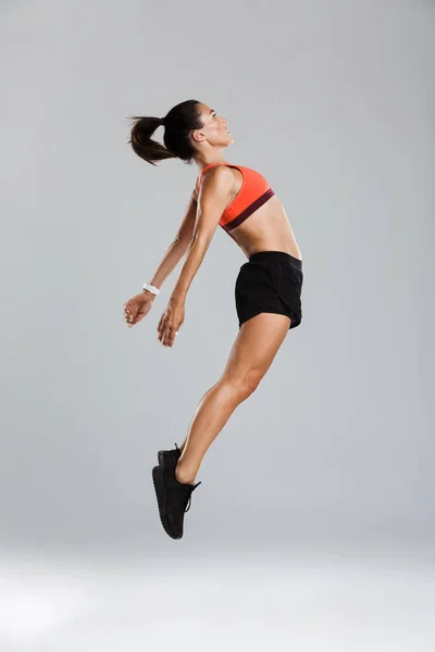 Afbeelding Van Een Mooie Sterke Jonge Sport Vrouw Springen Geïsoleerd — Stockfoto