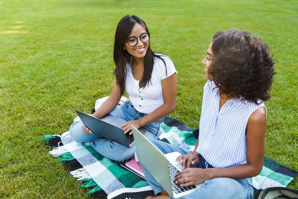 Imagem Incríveis Meninas Felizes Parque Usando Computadores Portáteis Grama — Fotografia de Stock