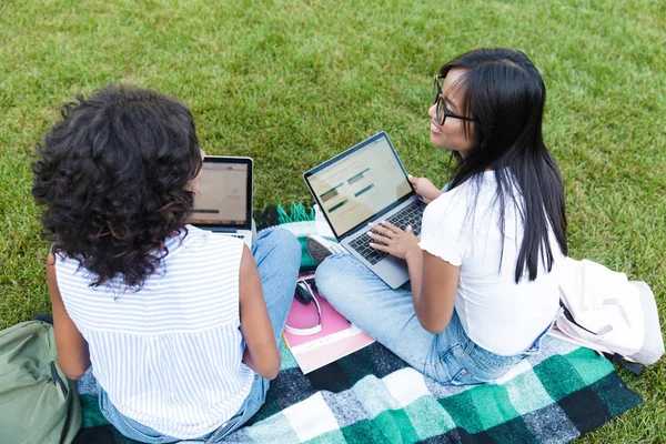 Bovenaanzicht Van Twee Jonge Meisjes Studenten Zittend Een Gras Campus — Stockfoto