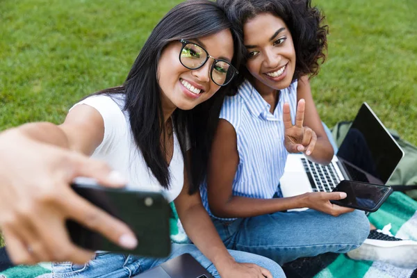 Duas Jovens Estudantes Felizes Sentadas Uma Grama Campus Estudando Com — Fotografia de Stock