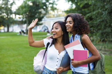 Görüntü mutlu gülümseyen genç arkadaşlar kız açık havada park bir yana sallayarak seyir olarak.