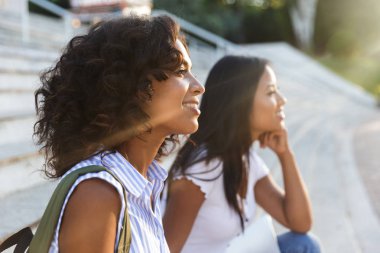 Açık havada içinde bir kenara park seyir mutlu gülümseyen genç arkadaşlar kız resim.