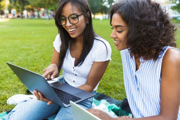 Immagine Incredibili Ragazze Felici Nel Parco Utilizzando Computer Portatili Erba — Foto Stock