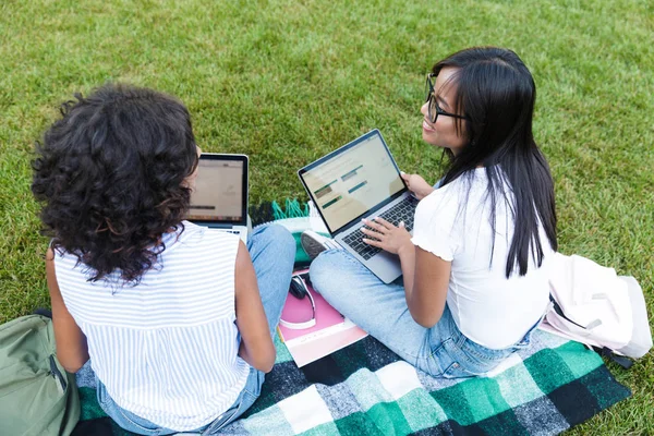 Visão Superior Duas Jovens Estudantes Sentadas Uma Grama Campus Estudando — Fotografia de Stock