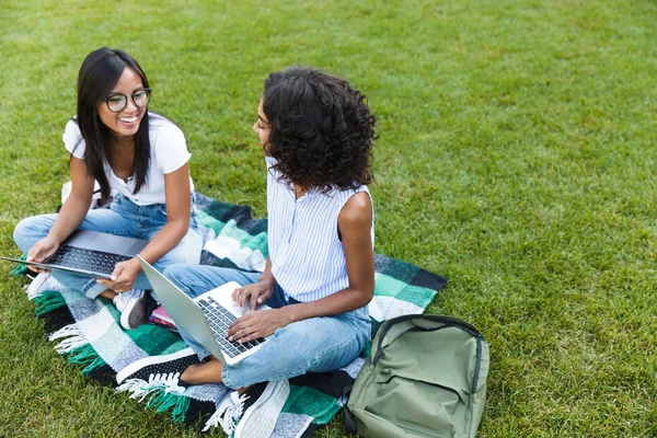 Due Giovani Studentesse Sorridenti Sedute Erba Nel Campus Che Studiano — Foto Stock