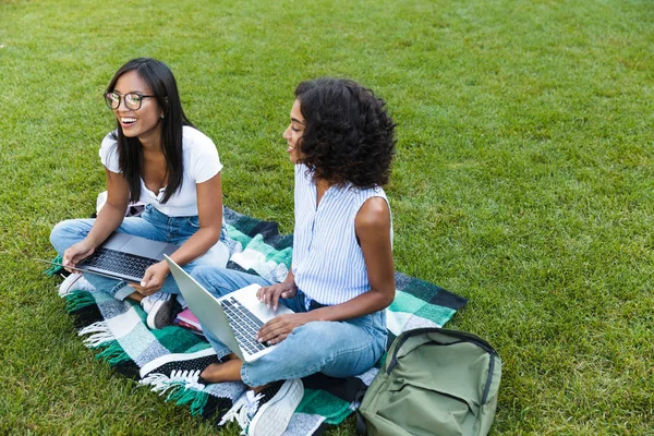 Due Giovani Studentesse Felici Sedute Erba Nel Campus Che Studiano — Foto Stock