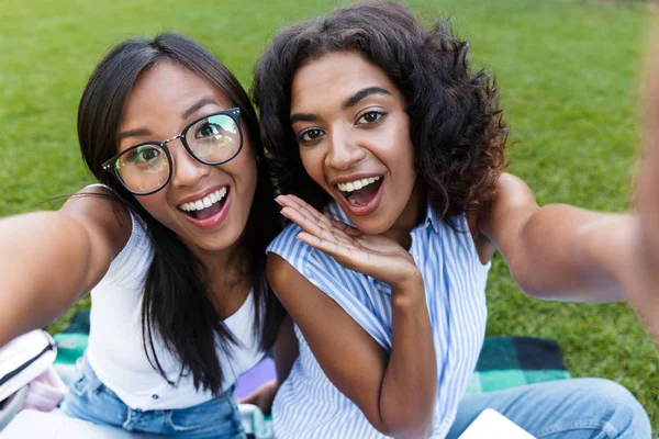 Two Excited Young Girls Students Sitting Grass Campus Studying Laptop — Stock Photo, Image