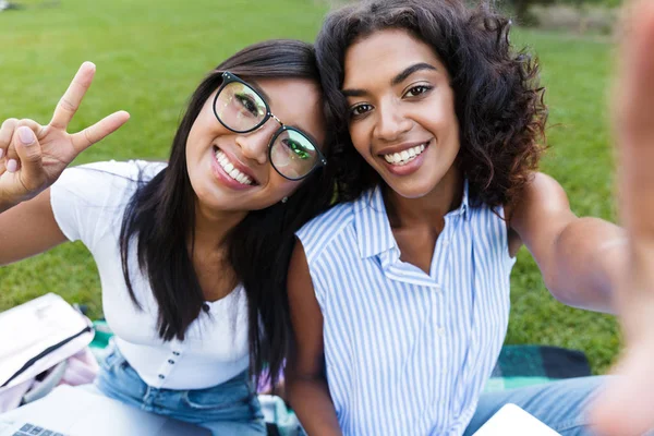 Duas Jovens Estudantes Sorridentes Sentadas Uma Grama Campus Estudando Com — Fotografia de Stock