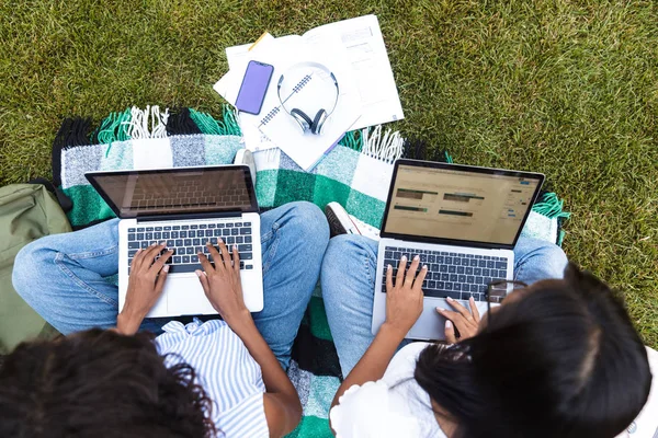 Vista Superior Dos Jóvenes Estudiantes Sentadas Una Hierba Campus Estudiando —  Fotos de Stock