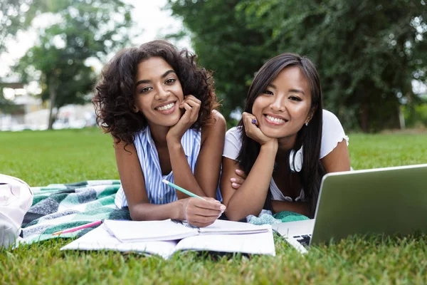 Afbeelding Van Happy Jonge Multi Etnisch Vrienden Meisjes Huiswerk Buiten — Stockfoto