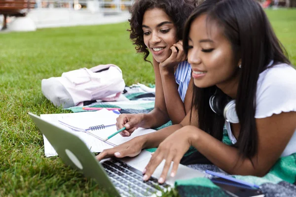 Foto Felici Sorridenti Giovani Amici Multietnici Ragazze Che Fanno Compiti — Foto Stock