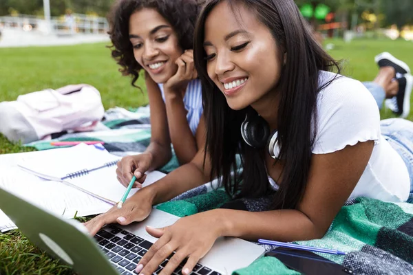 Foto Felici Sorridenti Giovani Amici Multietnici Ragazze Che Fanno Compiti — Foto Stock